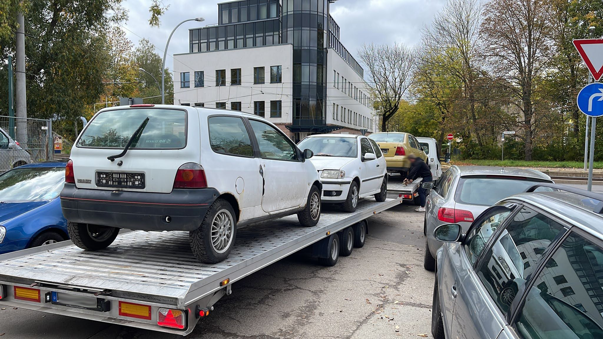 Verladung von Schrottautos zur Verwertung